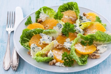 Salat mit Orangen und Blauschimmelkäse