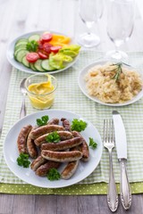 Nürnberger Bratwürste mit Sauerkraut und Salat