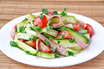 Salad with zucchini, ham and tomato