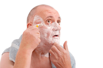 homme qui se rase la barbe sur fond blanc