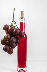 Obraz premium Red Grapes and wine bottle