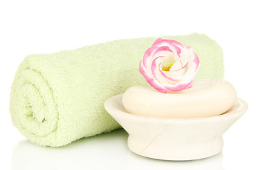 Obraz na płótnie Canvas Rolled zielony ręcznik, mydła i piękny kwiat wyizolowanych