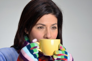 Joven mujer bebiendo bebida caliente,café,té.