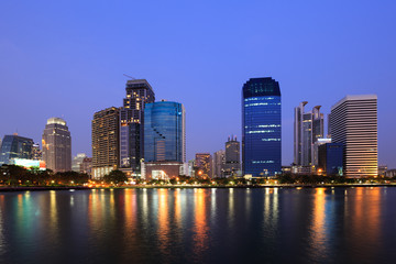Fototapeta na wymiar Nowoczesne centrum biznesu w półmroku w Bangkok, Tajlandia