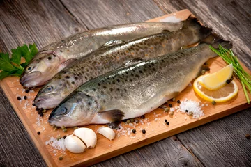 Tableaux ronds sur aluminium Poisson Raw fish (brown trout)