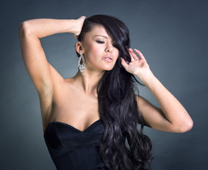 Obraz premium Beautiful young woman with luxurious hair