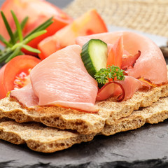 Knäckebrot, roher Schinken