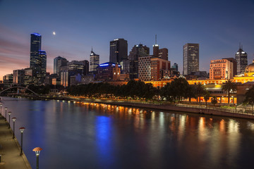 Fototapeta premium Melbourne Skyline po drugiej stronie rzeki Yarra o zachodzie słońca
