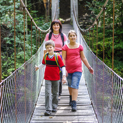 auf einer alten Hängebrücke