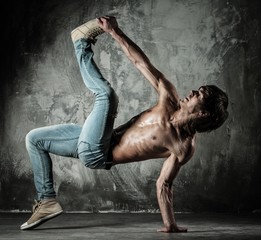 Obraz na płótnie Canvas Młoda b-boy mężczyzna z nagim torsem wykonując ruchy taneczne hamulcowe
