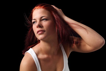 Obraz premium Frau mit Hand im Haar vor Windmaschine