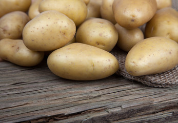 Biokartoffeln mit Sack auf Holz III