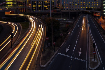 nächtlicher Straßenverkehr in La Defense, Paris