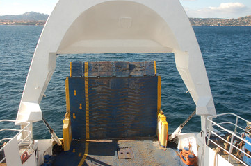 traghetto in navigazione
