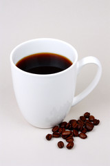 Fototapeta premium Kaffeetasse mit Kaffeebohnen