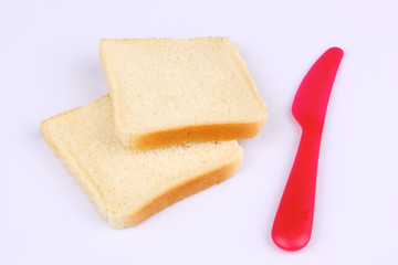 Toastbrotscheiben mit rotem Messer