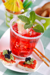 cocktail americano con foglie di menta