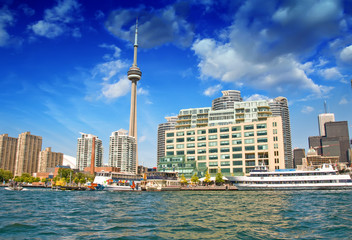 Beautiful skyline of Toronto from Lake Ontario - Canada © jovannig