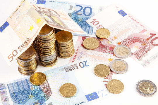 Maison faite de pi&egrave;ces et de billets 