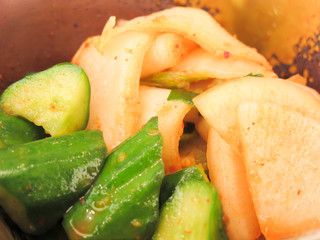 スライス大根キムチ（キュウリ盛り合わせ）