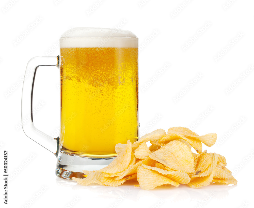 Wall mural beer mug and pile of potato chips