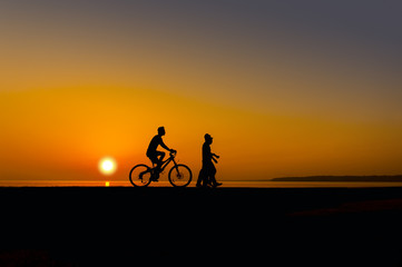 Obraz premium cyclist on sunset