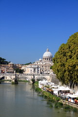 Le Tibre et la Basilique Saint-Pierre à Rome - Italie