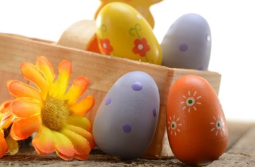 Fototapeta na wymiar Osternest mit Eiern und Blume