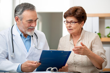 Patient tells the doctor about her health complaints