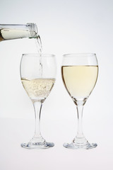 ワインを注ぐ瞬間イメージ