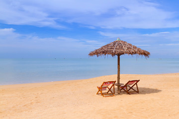 Plakat Tropikalna sceneria plaża z parasol i leżaki w Tajlandii
