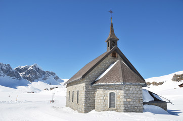 Fototapeta na wymiar Kaplica w Melchsee-Frutt, Szwajcaria