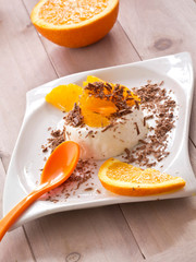 Panna Cotta mit Orangenfilets und Schokoraspeln.
