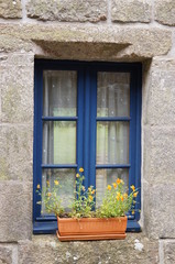 Fototapeta na wymiar Okno średniowiecznego domu w Locronan