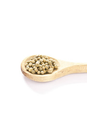 Pfefferkörner auf einem Holzlöffel