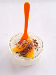 Cremedessert mit Orangenfilets und Schokoladenraspeln