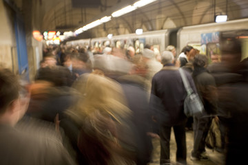 Obraz premium Ruchliwa platforma metra w Rzymie, Włochy