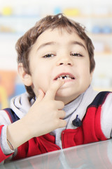 bambino senza un dente