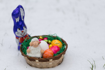 Osternet mit Osterhase im Schnee