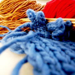 Schafwolle - Wolle auf Schaffell - Stricken als Hobby und Ausgleich