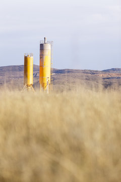 dep&oacute;sitos industriales en un campo de cereal