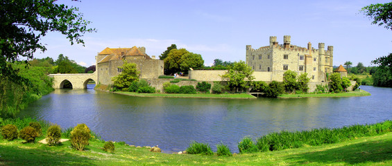 Fototapeta na wymiar Panaramic widok zamku w Leeds i fosy, Anglia