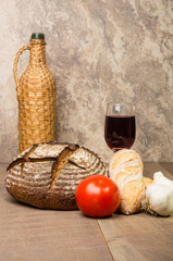 Naklejka premium Loaf of fresh rye bread on a table