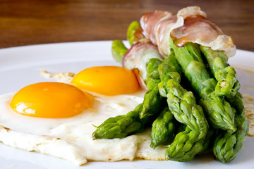 Asparagi with fried egg brown