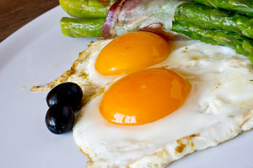 Asparagi with fried egg brown