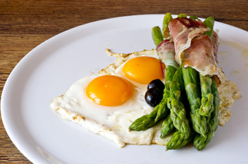 Asparagi with fried egg brown