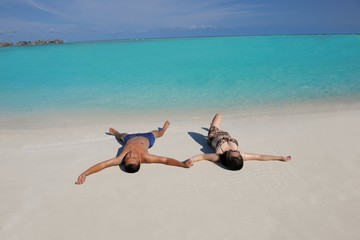 Fototapeta na wymiar szczęśliwa młoda para korzystających lato na plaży