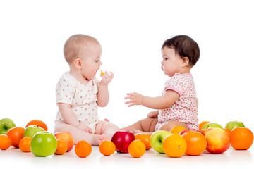 Fototapeta na wymiar Dwoje dzieci kids eating razem zdrowe owoce samodzielnie o żywności