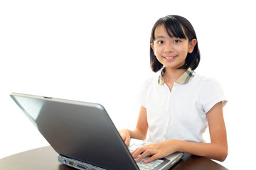 インターネットを楽しむ女の子