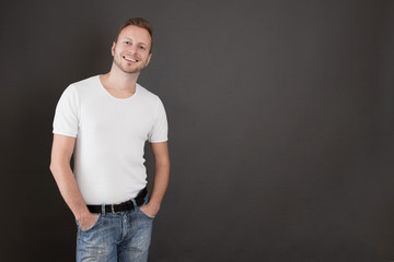 Gut aussehender junger Mann in Jeans und Shirt
